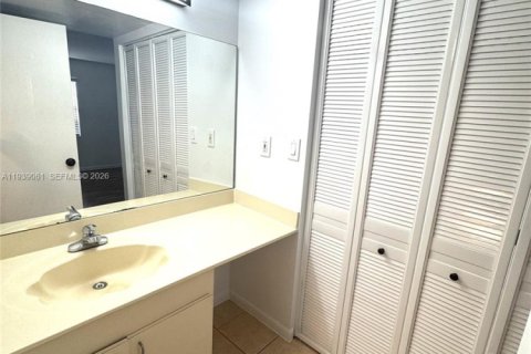 Condo in Miami, Florida, 2 bedrooms  № 1996779 - photo 10