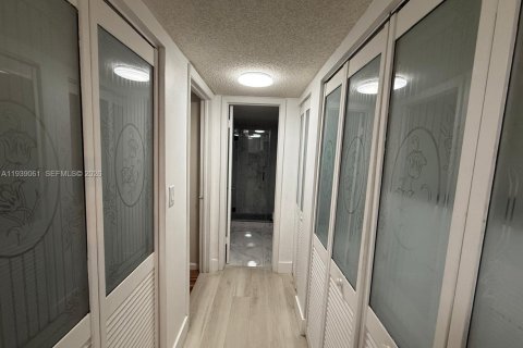 Condo in Miami, Florida, 2 bedrooms  № 1996779 - photo 3