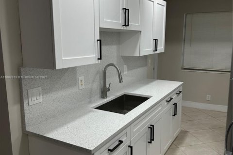 Copropriété à louer à Hallandale Beach, Floride: 1 chambre, 61.13 m2 № 1946437 - photo 2