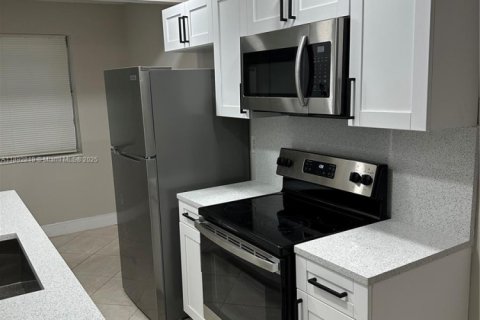 Copropriété à louer à Hallandale Beach, Floride: 1 chambre, 61.13 m2 № 1946437 - photo 1