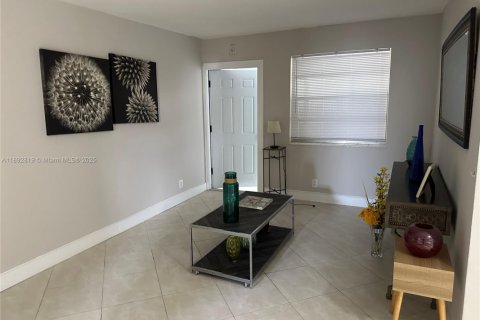 Copropriété à louer à Hallandale Beach, Floride: 1 chambre, 61.13 m2 № 1946437 - photo 6