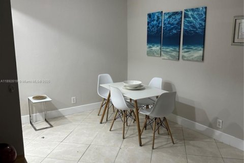 Copropriété à louer à Hallandale Beach, Floride: 1 chambre, 61.13 m2 № 1946437 - photo 4