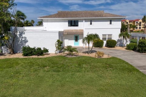Villa ou maison à louer à Punta Gorda, Floride: 4 chambres, 279.45 m2 № 1884794 - photo 1
