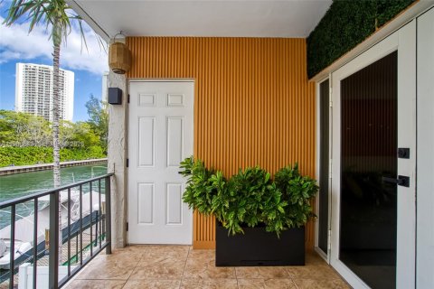 Condo in North Miami Beach, Florida, 2 bedrooms № 2268636 - photo 5