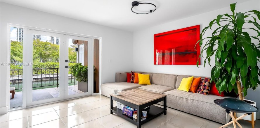 Condo in North Miami Beach, Florida, 2 bedrooms № 2268636