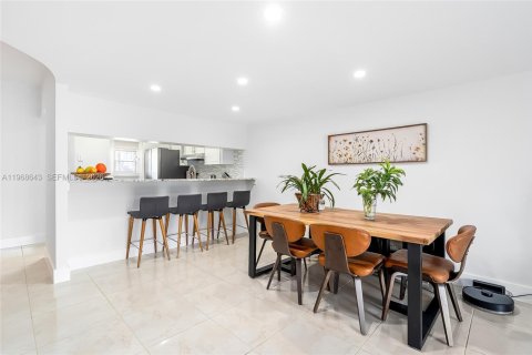 Condo in North Miami Beach, Florida, 2 bedrooms № 2268636 - photo 11