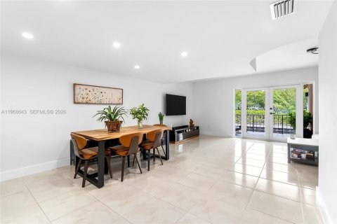Condo in North Miami Beach, Florida, 2 bedrooms № 2268636 - photo 9