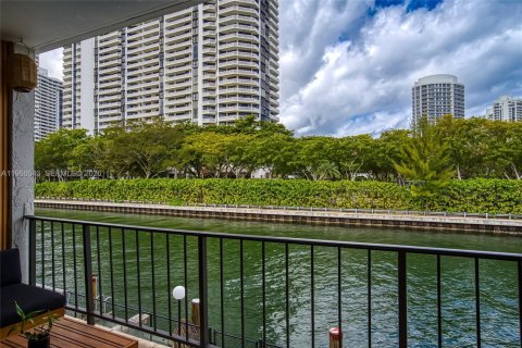 Condo in North Miami Beach, Florida, 2 bedrooms № 2268636 - photo 6