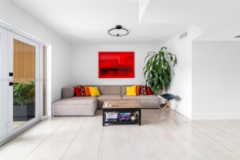 Condo in North Miami Beach, Florida, 2 bedrooms № 2268636 - photo 7
