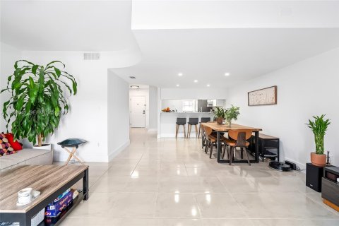Condo in North Miami Beach, Florida, 2 bedrooms № 2268636 - photo 10