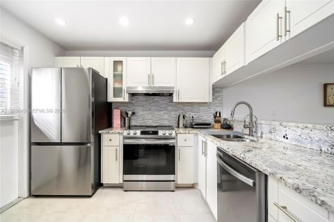 Condo in North Miami Beach, Florida, 2 bedrooms № 2268636 - photo 13