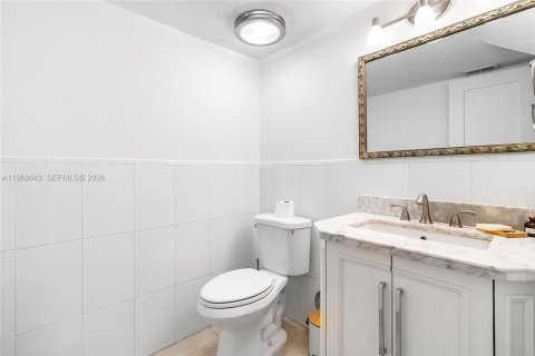 Condo in North Miami Beach, Florida, 2 bedrooms № 2268636 - photo 15