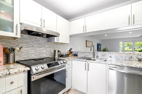 Condo in North Miami Beach, Florida, 2 bedrooms № 2268636 - photo 14