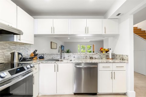 Condo in North Miami Beach, Florida, 2 bedrooms № 2268636 - photo 12