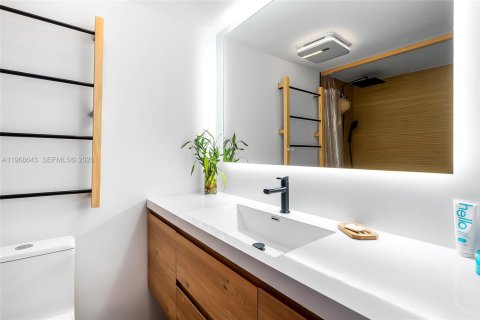 Condo in North Miami Beach, Florida, 2 bedrooms № 2268636 - photo 24