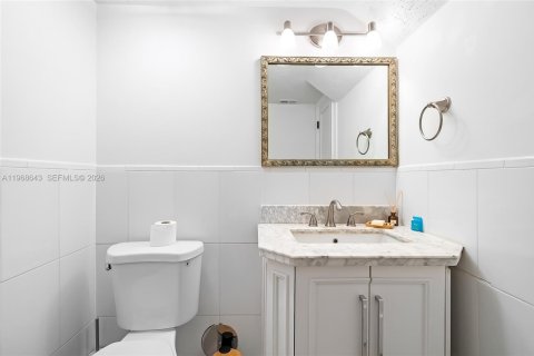 Condo in North Miami Beach, Florida, 2 bedrooms № 2268636 - photo 16