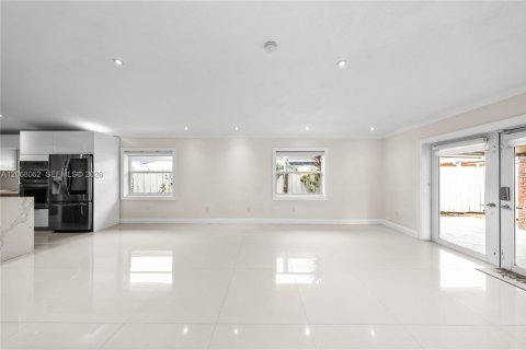 House in Hialeah Gardens, Florida 4 bedrooms, 140.75 sq.m. № 2292184 - photo 19