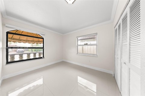 House in Hialeah Gardens, Florida 4 bedrooms, 140.75 sq.m. № 2292184 - photo 11