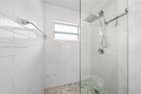 House in Hialeah Gardens, Florida 4 bedrooms, 140.75 sq.m. № 2292184 - photo 10