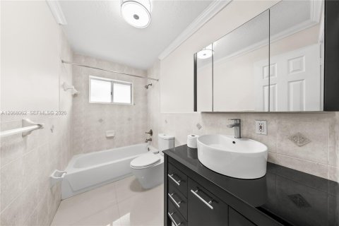 House in Hialeah Gardens, Florida 4 bedrooms, 140.75 sq.m. № 2292184 - photo 2