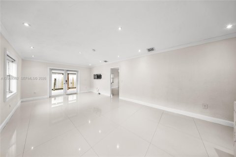 House in Hialeah Gardens, Florida 4 bedrooms, 140.75 sq.m. № 2292184 - photo 17