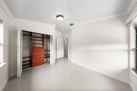 House in Hialeah Gardens, Florida 4 bedrooms, 140.75 sq.m. № 2292184 - photo 4