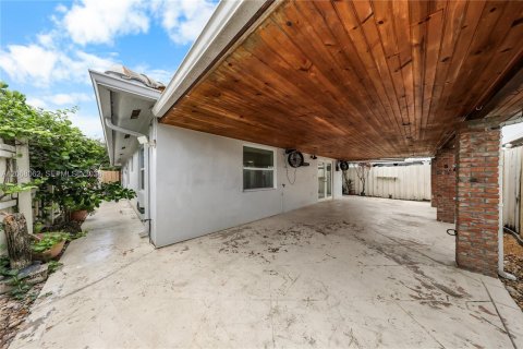 House in Hialeah Gardens, Florida 4 bedrooms, 140.75 sq.m. № 2292184 - photo 7