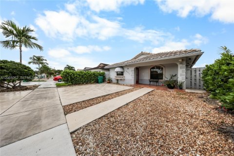 Villa ou maison à Hialeah Gardens, Floride 4 chambres, 140.75 m2 № 2292184