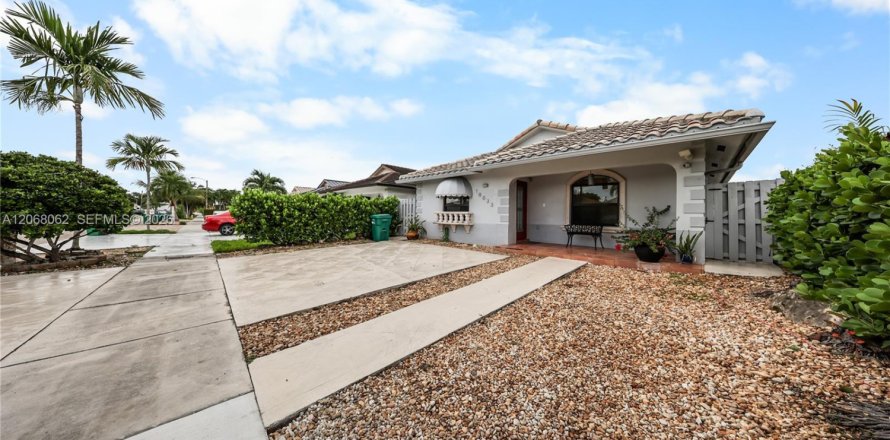 House in Hialeah Gardens, Florida 4 bedrooms, 140.75 sq.m. № 2292184