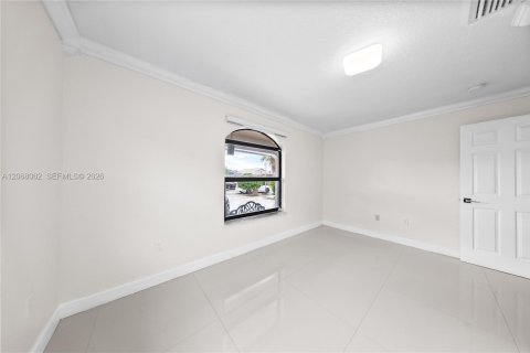 House in Hialeah Gardens, Florida 4 bedrooms, 140.75 sq.m. № 2292184 - photo 14