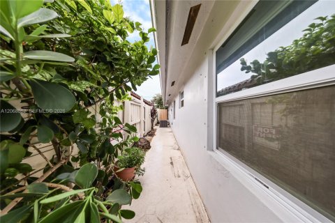 House in Hialeah Gardens, Florida 4 bedrooms, 140.75 sq.m. № 2292184 - photo 15