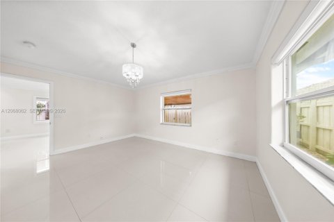 House in Hialeah Gardens, Florida 4 bedrooms, 140.75 sq.m. № 2292184 - photo 5
