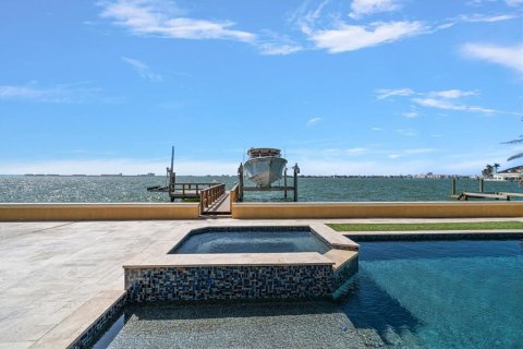 House in Saint Pete Beach, Florida 5 bedrooms, 278.06 sq.m. № 1855397 - photo 20