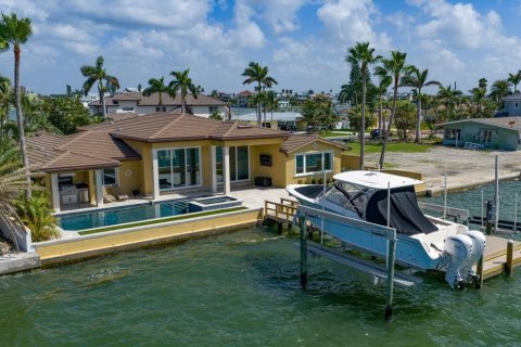 House in Saint Pete Beach, Florida 5 bedrooms, 278.06 sq.m. № 1855397 - photo 14