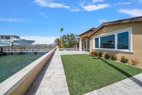 House in Saint Pete Beach, Florida 5 bedrooms, 278.06 sq.m. № 1855397 - photo 19