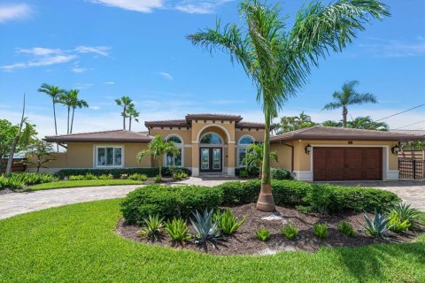 House in Saint Pete Beach, Florida 5 bedrooms, 278.06 sq.m. № 1855397 - photo 1