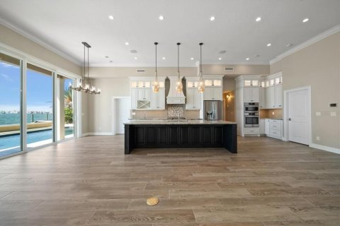 House in Saint Pete Beach, Florida 5 bedrooms, 278.06 sq.m. № 1855397 - photo 30