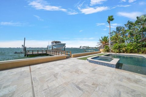 House in Saint Pete Beach, Florida 5 bedrooms, 278.06 sq.m. № 1855397 - photo 16
