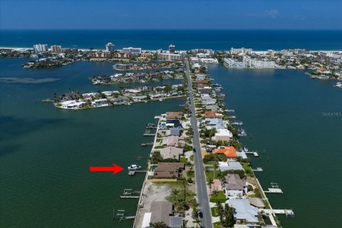 House in Saint Pete Beach, Florida 5 bedrooms, 278.06 sq.m. № 1855397 - photo 2