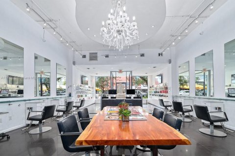 Купить коммерческую недвижимость в Корал-Гейблс, Флорида № 1964987 - фото 1