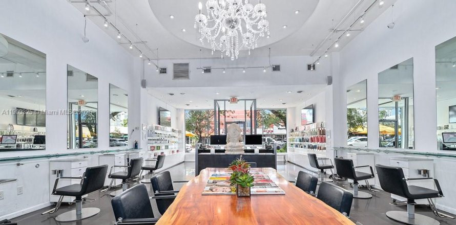 Коммерческая недвижимость в Корал-Гейблс, Флорида № 1964987