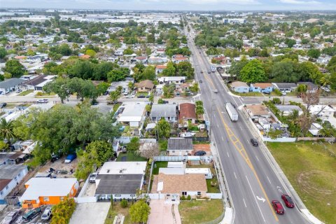 House in Miami, Florida 6 bedrooms, 165.18 sq.m. № 1731668 - photo 26