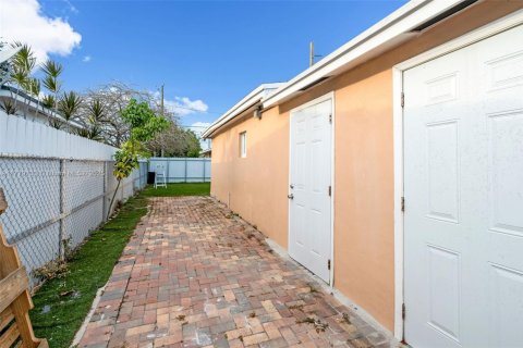 House in Miami, Florida 6 bedrooms, 165.18 sq.m. № 1731668 - photo 17