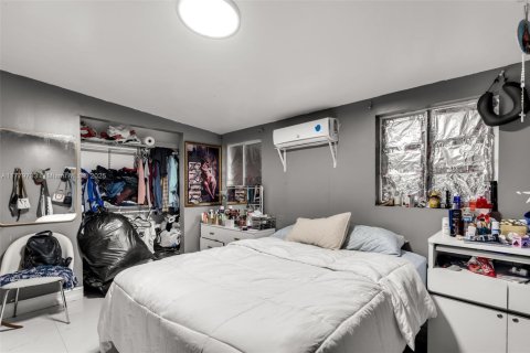 House in Miami, Florida 6 bedrooms, 165.18 sq.m. № 1731668 - photo 15