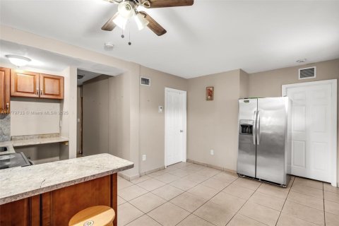 House in Miami, Florida 6 bedrooms, 165.18 sq.m. № 1731668 - photo 20