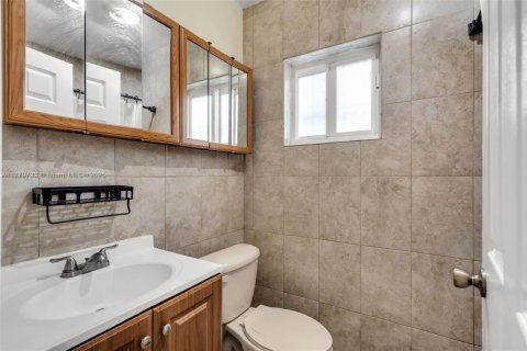 House in Miami, Florida 6 bedrooms, 165.18 sq.m. № 1731668 - photo 23