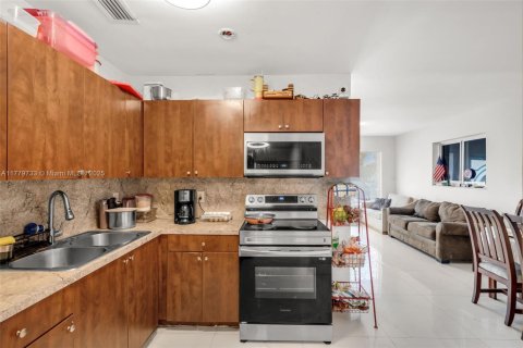 House in Miami, Florida 6 bedrooms, 165.18 sq.m. № 1731668 - photo 9