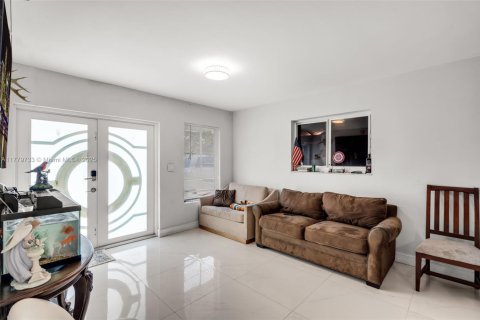 House in Miami, Florida 6 bedrooms, 165.18 sq.m. № 1731668 - photo 6