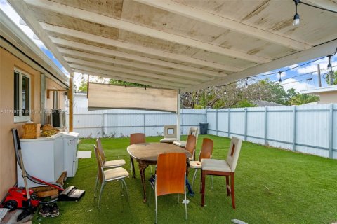 House in Miami, Florida 6 bedrooms, 165.18 sq.m. № 1731668 - photo 18