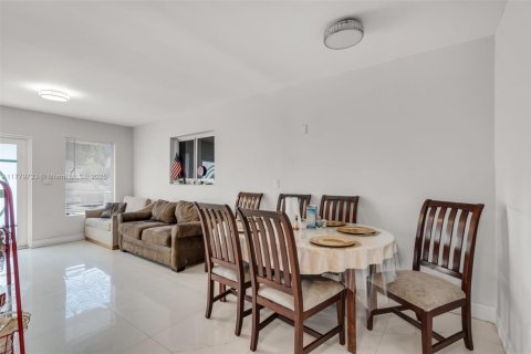 House in Miami, Florida 6 bedrooms, 165.18 sq.m. № 1731668 - photo 7